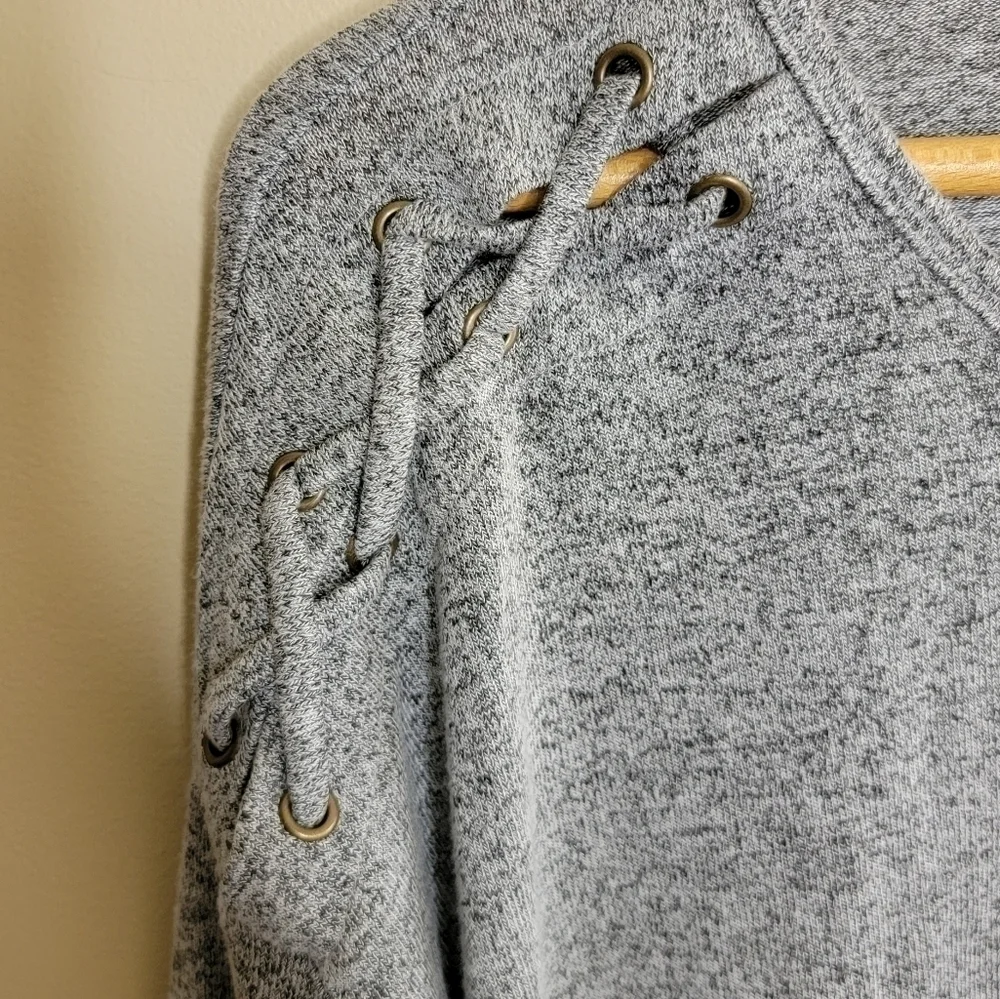 Cato | Heathered Gray Lightweight Sweater with Laced Detail on Shoulders - Picture 4 of 4